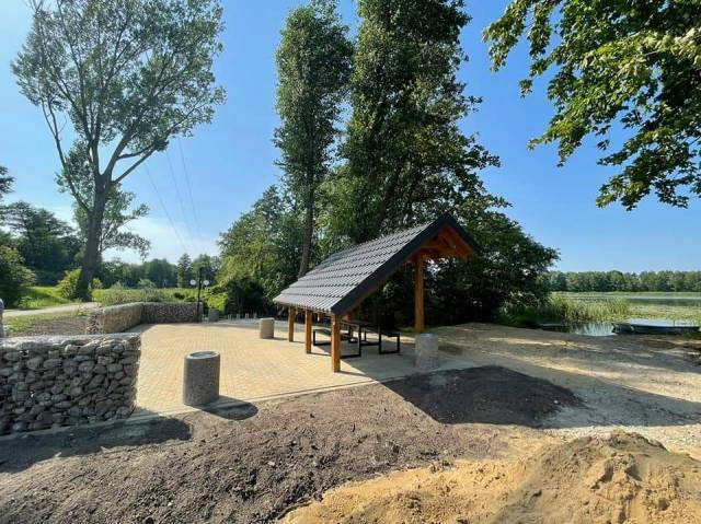 Żalno - Piastoszyn bicycle path with a viewpoint at Grochowskie Lake